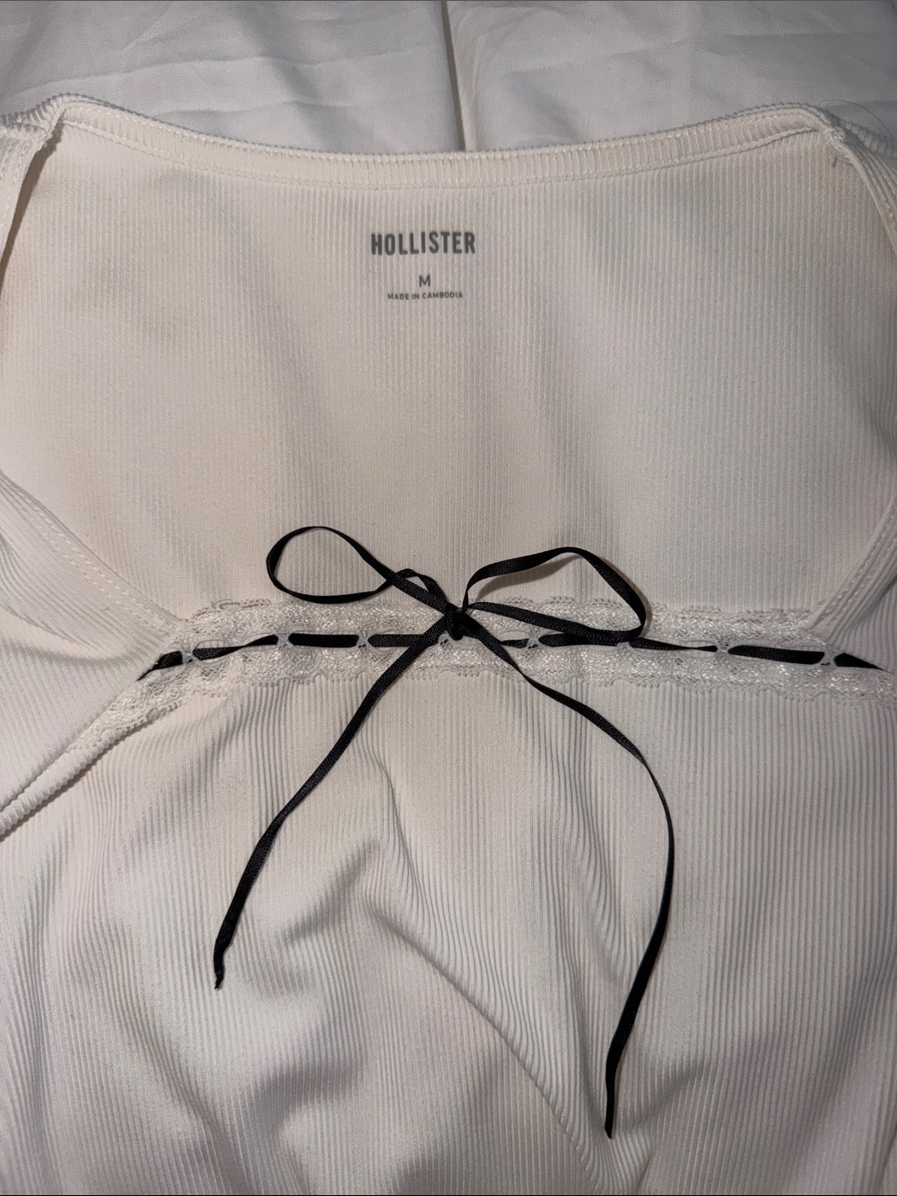 Hollister White Ribbed Long-Sleeve Top with Black Bow Tie - Picture 2 of 2